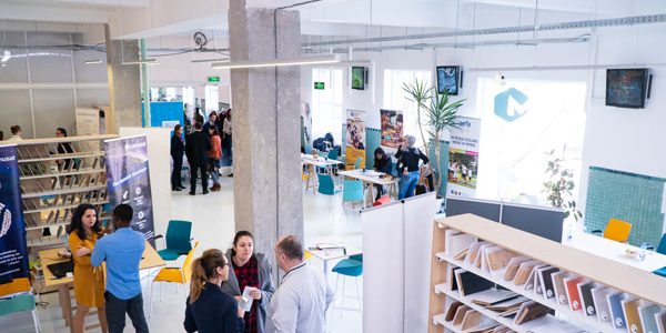 Voulez-vous français avec nous @ târgul de cariere?